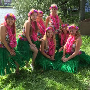 Hula Shakers esiintymässä.