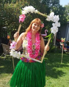 HulaBooth -kuvauspiste. Hula shakers tahitilainen tanssi.