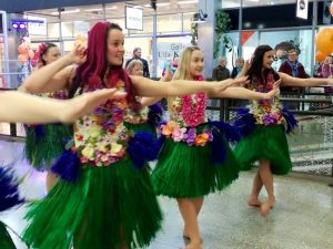 Hula shakers -tanssiryhmä esittää havaijilaisia hulatansseja.